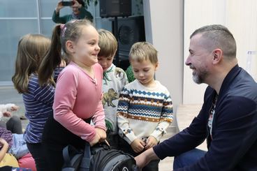 Wieluń: Biblioteka Miejska zaprosiła dzieci na spotkanie z fotografem Piotrem Pabisiakiem